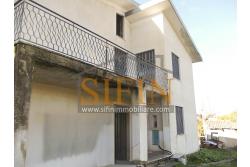 Casa con terreno - Paternopoli, in zona periferica, Contrada Cupitiello, proponiamo in vendita villetta di mq. 160,00 ca. oltre garage di mq. 23,00 ca. e mq. 14.000,00 ca. di terreno