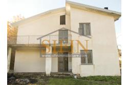 Casa con terreno - Paternopoli, in zona periferica, Contrada Cupitiello, proponiamo in vendita villetta di mq. 160,00 ca. oltre garage di mq. 23,00 ca. e mq. 14.000,00 ca. di terreno