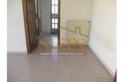 Casa con terreno - Paternopoli, in zona periferica, Contrada Cupitiello, proponiamo in vendita villetta di mq. 160,00 ca. oltre garage di mq. 23,00 ca. e mq. 14.000,00 ca. di terreno