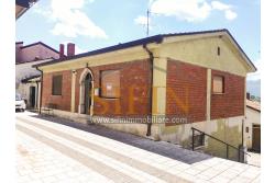 Casa con garage  - Nel cuore di Sant'Angelo all'Esca, nel suggestivo scenario del centro storico, proponiamo in vendita un'esclusiva casa singola di 200 mq complessivi, disposta su due livelli.