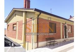 Casa con garage  - Nel cuore di Sant'Angelo all'Esca, nel suggestivo scenario del centro storico, proponiamo in vendita un'esclusiva casa singola di 200 mq complessivi, disposta su due livelli.