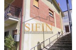 Casa con garage  - Nel cuore di Sant'Angelo all'Esca, nel suggestivo scenario del centro storico, proponiamo in vendita un'esclusiva casa singola di 200 mq complessivi, disposta su due livelli.