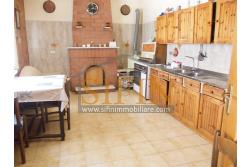 Casa con garage  - Nel cuore di Sant'Angelo all'Esca, nel suggestivo scenario del centro storico, proponiamo in vendita un'esclusiva casa singola di 200 mq complessivi, disposta su due livelli.
