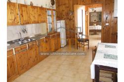 Casa con garage  - Nel cuore di Sant'Angelo all'Esca, nel suggestivo scenario del centro storico, proponiamo in vendita un'esclusiva casa singola di 200 mq complessivi, disposta su due livelli.