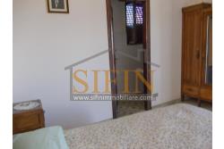 Casa con garage  - Nel cuore di Sant'Angelo all'Esca, nel suggestivo scenario del centro storico, proponiamo in vendita un'esclusiva casa singola di 200 mq complessivi, disposta su due livelli.