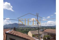 Casa con garage  - Nel cuore di Sant'Angelo all'Esca, nel suggestivo scenario del centro storico, proponiamo in vendita un'esclusiva casa singola di 200 mq complessivi, disposta su due livelli.