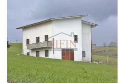 Casa con tre ettari di terreno - Casa di mq. 300,00 con mq. 33.000,00 di terreno con rudere di mq. 130,00
