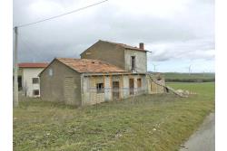 Casa con tre ettari di terreno - Casa di mq. 300,00 con mq. 33.000,00 di terreno con rudere di mq. 130,00