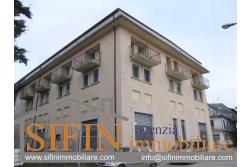 Locale con deposito - Grottaminarda, locale commerciale di mq. 150,00 pi 150,00 di deposito in vendita in zona centralissima