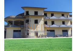 Villa con Giardino - Melito irpino, proponiamo in vendita villa di mq. 900,00 ca. con mq. 2000,00 di giardino, ubicata nell'immediata periferia, in contesto residenziale e panoramico