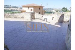Villa con Giardino - Melito irpino, proponiamo in vendita villa di mq. 900,00 ca. con mq. 2000,00 di giardino, ubicata nell'immediata periferia, in contesto residenziale e panoramico
