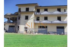 Villa con Giardino - Melito irpino, proponiamo in vendita villa di mq. 900,00 ca. con mq. 2000,00 di giardino, ubicata nell'immediata periferia, in contesto residenziale e panoramico