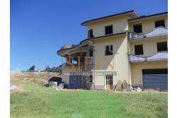 Villa con Giardino - Melito irpino, proponiamo in vendita villa di mq. 900,00 ca. con mq. 2000,00 di giardino, ubicata nell'immediata periferia, in contesto residenziale e panoramico