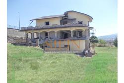 Villa con Giardino - Melito irpino, proponiamo in vendita villa di mq. 900,00 ca. con mq. 2000,00 di giardino, ubicata nell'immediata periferia, in contesto residenziale e panoramico