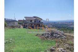 Villa con Giardino - Melito irpino, proponiamo in vendita villa di mq. 900,00 ca. con mq. 2000,00 di giardino, ubicata nell'immediata periferia, in contesto residenziale e panoramico