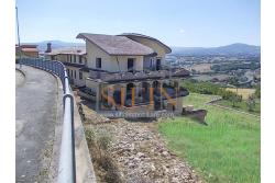 Villa con Giardino - Melito irpino, proponiamo in vendita villa di mq. 900,00 ca. con mq. 2000,00 di giardino, ubicata nell'immediata periferia, in contesto residenziale e panoramico