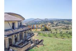 Villa con Giardino - Melito irpino, proponiamo in vendita villa di mq. 900,00 ca. con mq. 2000,00 di giardino, ubicata nell'immediata periferia, in contesto residenziale e panoramico