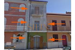 Casa Indipendente - Sant'Angelo all'Esca sulla centralissima via Umberto I, in prossimit della chiesa di S. Rocco, proponiamo in vendita palazzina su tre livelli