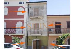 Casa Indipendente - Sant'Angelo all'Esca sulla centralissima via Umberto I, in prossimit della chiesa di S. Rocco, proponiamo in vendita palazzina su tre livelli
