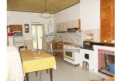Casa Indipendente - Sant'Angelo all'Esca sulla centralissima via Umberto I, in prossimit della chiesa di S. Rocco, proponiamo in vendita palazzina su tre livelli