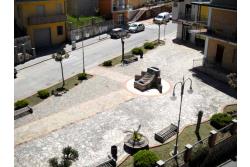 Appartamento con terrazzo - Bonito, sulla centralissima via Roma, proponiamo in vendita appartamento e mansarda posti rispettivamente al secondo e terzo piano per un totale di mq. 130,00