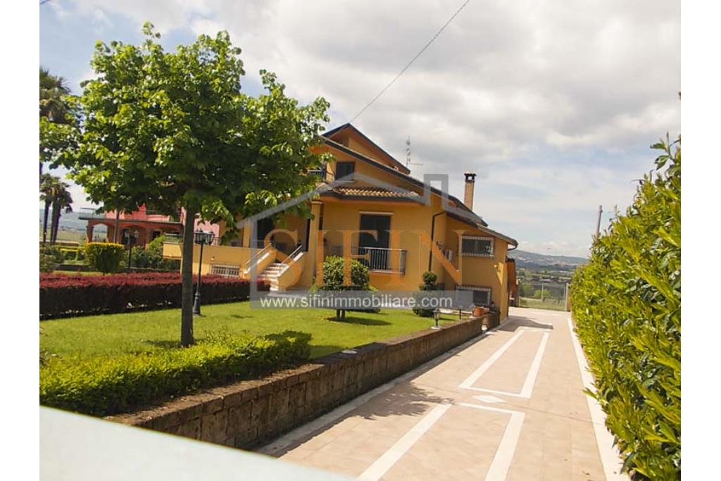 Villa con Giardino - Villa di mq. 400,00 ca. oltre a mq. 56,00 di garage e dependance autonoma di mq. 80,00 il tutto circondato da mq. 1.500,00 di giardino 