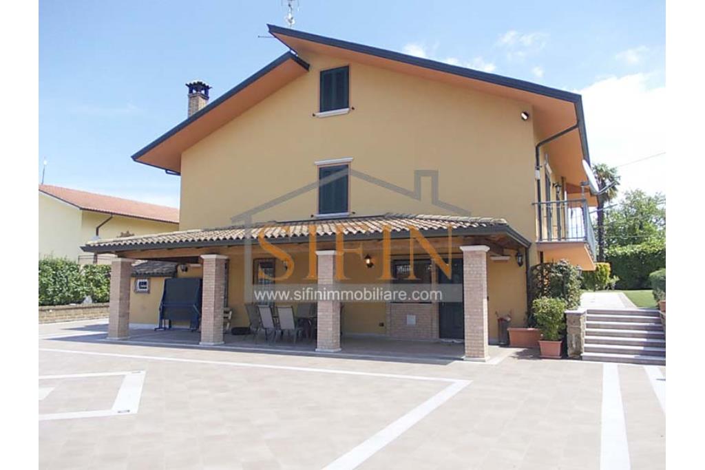 Villa con Giardino - Villa di mq. 400,00 ca. oltre a mq. 56,00 di garage e dependance autonoma di mq. 80,00 il tutto circondato da mq. 1.500,00 di giardino 