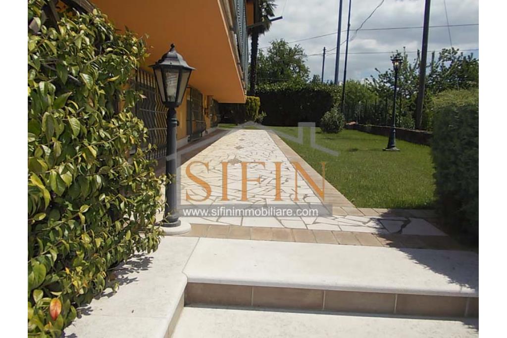 Villa con Giardino - Villa di mq. 400,00 ca. oltre a mq. 56,00 di garage e dependance autonoma di mq. 80,00 il tutto circondato da mq. 1.500,00 di giardino 