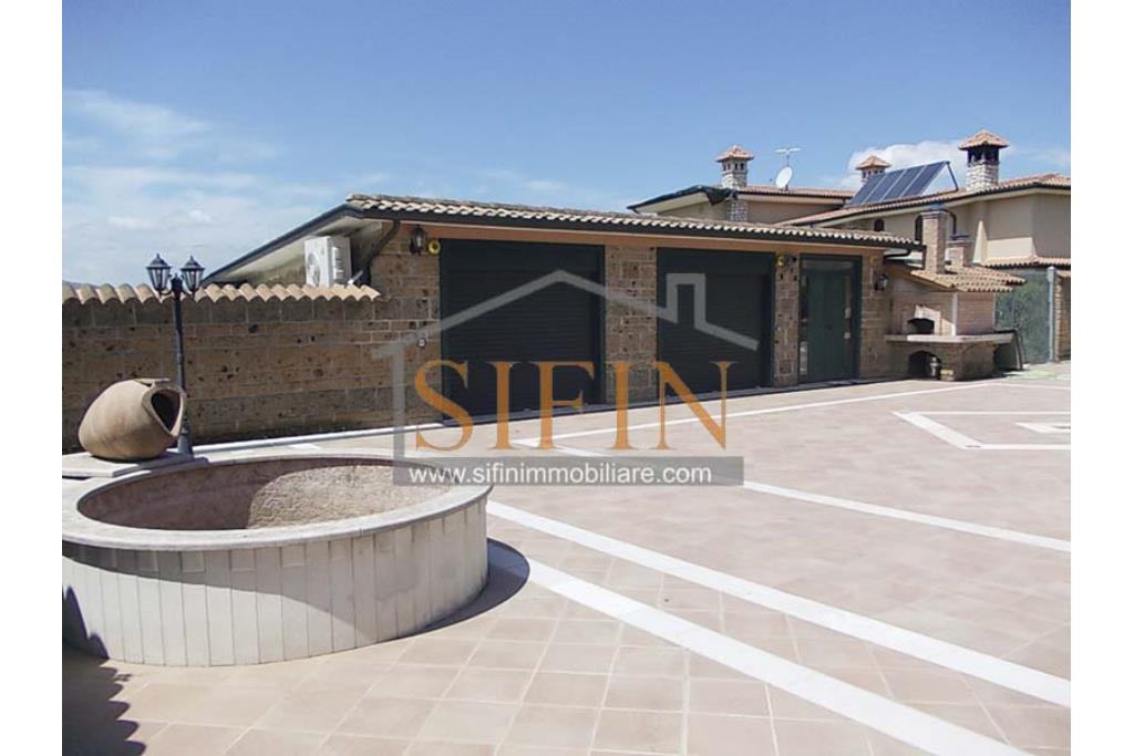 Villa con Giardino - Villa di mq. 400,00 ca. oltre a mq. 56,00 di garage e dependance autonoma di mq. 80,00 il tutto circondato da mq. 1.500,00 di giardino 