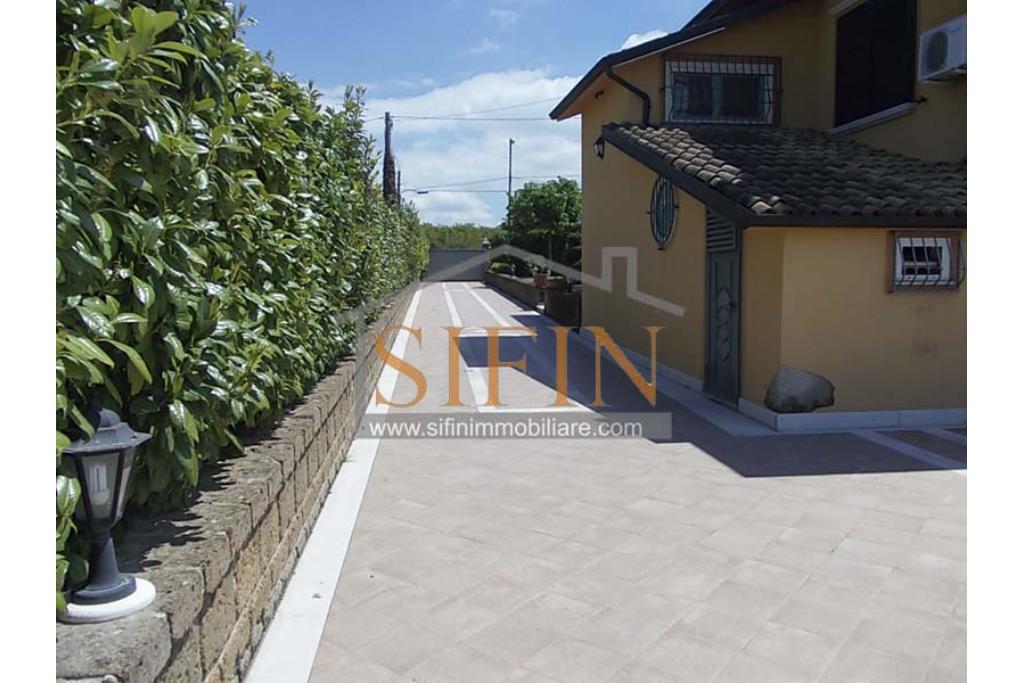 Villa con Giardino - Villa di mq. 400,00 ca. oltre a mq. 56,00 di garage e dependance autonoma di mq. 80,00 il tutto circondato da mq. 1.500,00 di giardino 