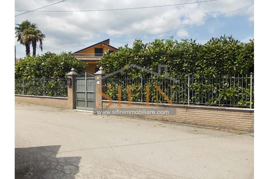 Villa con Giardino - Villa di mq. 400,00 ca. oltre a mq. 56,00 di garage e dependance autonoma di mq. 80,00 il tutto circondato da mq. 1.500,00 di giardino 