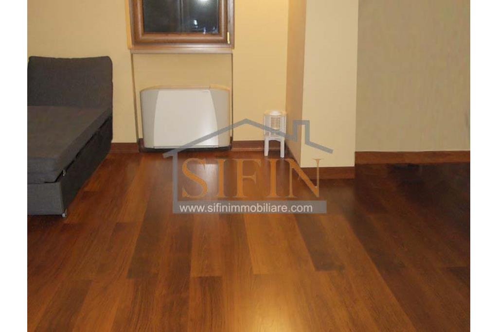 Villa con Giardino - Villa di mq. 400,00 ca. oltre a mq. 56,00 di garage e dependance autonoma di mq. 80,00 il tutto circondato da mq. 1.500,00 di giardino 