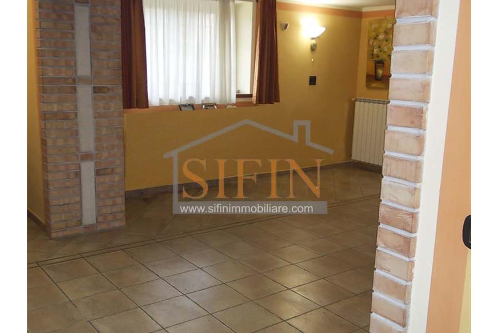 Villa con Giardino - Villa di mq. 400,00 ca. oltre a mq. 56,00 di garage e dependance autonoma di mq. 80,00 il tutto circondato da mq. 1.500,00 di giardino 
