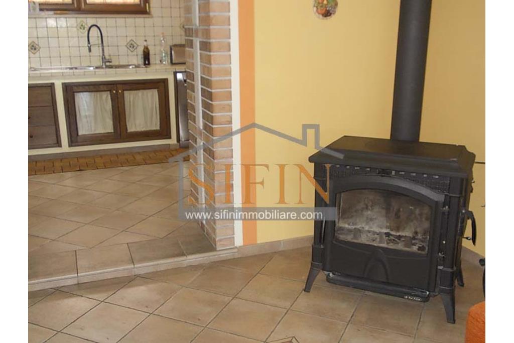 Villa con Giardino - Villa di mq. 400,00 ca. oltre a mq. 56,00 di garage e dependance autonoma di mq. 80,00 il tutto circondato da mq. 1.500,00 di giardino 