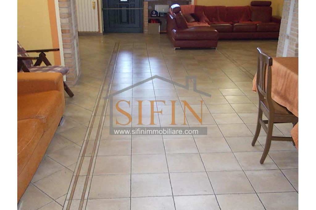 Villa con Giardino - Villa di mq. 400,00 ca. oltre a mq. 56,00 di garage e dependance autonoma di mq. 80,00 il tutto circondato da mq. 1.500,00 di giardino 