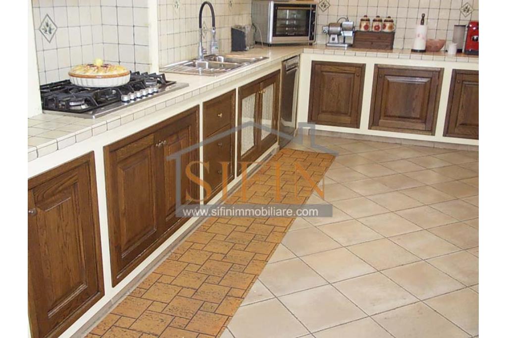 Villa con Giardino - Villa di mq. 400,00 ca. oltre a mq. 56,00 di garage e dependance autonoma di mq. 80,00 il tutto circondato da mq. 1.500,00 di giardino 