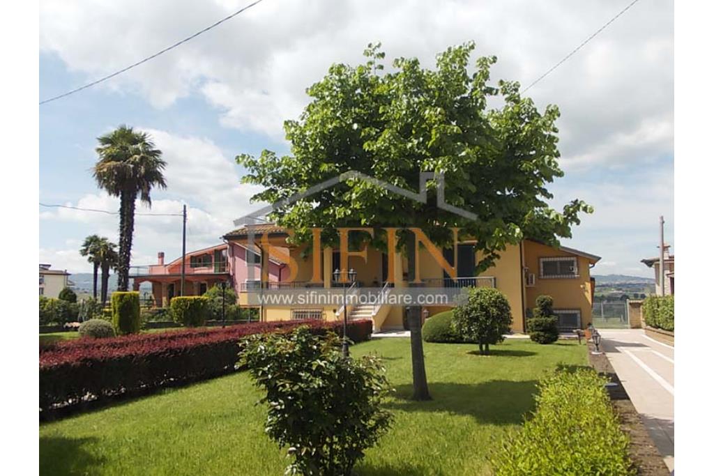 Villa con Giardino - Villa di mq. 400,00 ca. oltre a mq. 56,00 di garage e dependance autonoma di mq. 80,00 il tutto circondato da mq. 1.500,00 di giardino 