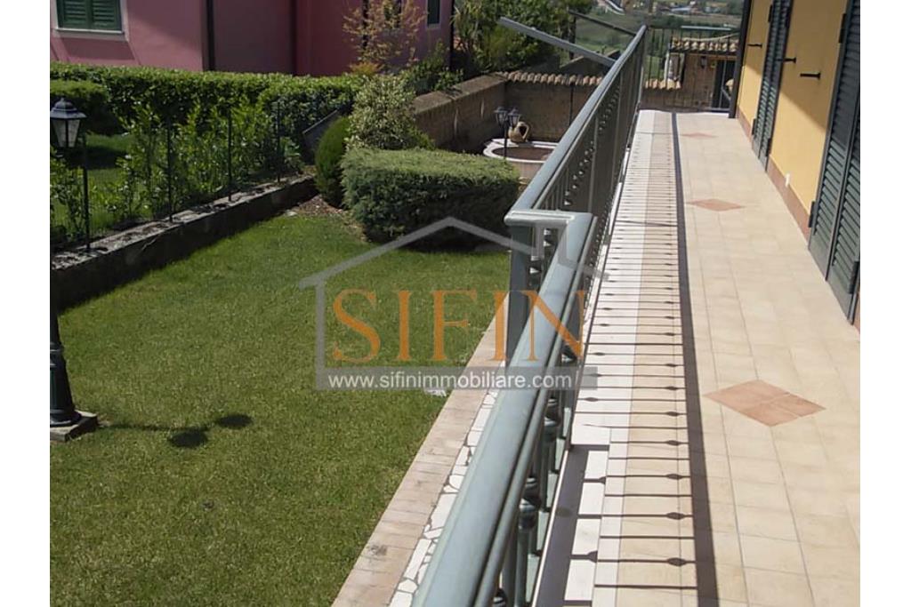 Villa con Giardino - Villa di mq. 400,00 ca. oltre a mq. 56,00 di garage e dependance autonoma di mq. 80,00 il tutto circondato da mq. 1.500,00 di giardino 