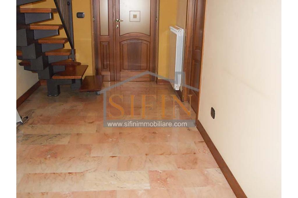 Villa con Giardino - Villa di mq. 400,00 ca. oltre a mq. 56,00 di garage e dependance autonoma di mq. 80,00 il tutto circondato da mq. 1.500,00 di giardino 