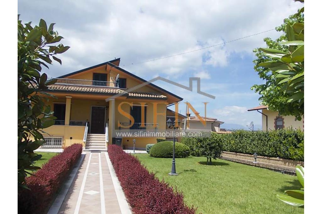 Villa con Giardino - Villa di mq. 400,00 ca. oltre a mq. 56,00 di garage e dependance autonoma di mq. 80,00 il tutto circondato da mq. 1.500,00 di giardino 