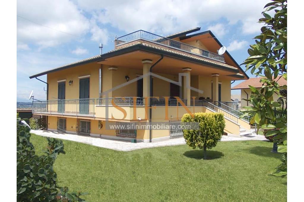 Villa con Giardino - Villa di mq. 400,00 ca. oltre a mq. 56,00 di garage e dependance autonoma di mq. 80,00 il tutto circondato da mq. 1.500,00 di giardino 