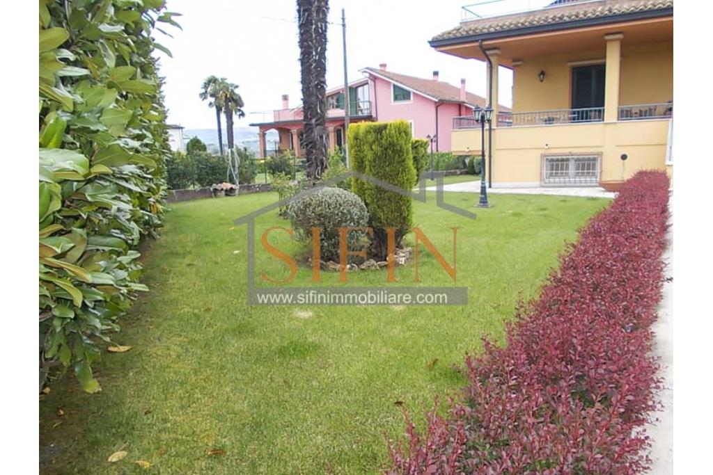 Villa con Giardino - Villa di mq. 400,00 ca. oltre a mq. 56,00 di garage e dependance autonoma di mq. 80,00 il tutto circondato da mq. 1.500,00 di giardino 