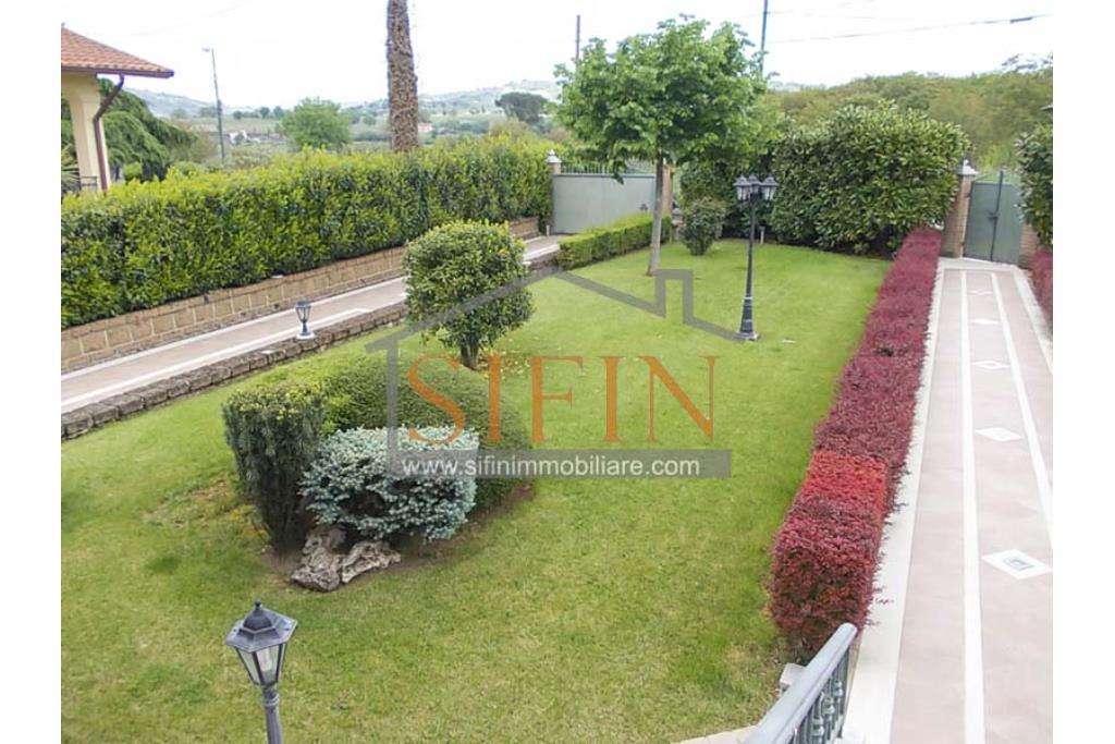Villa con Giardino - Villa di mq. 400,00 ca. oltre a mq. 56,00 di garage e dependance autonoma di mq. 80,00 il tutto circondato da mq. 1.500,00 di giardino 