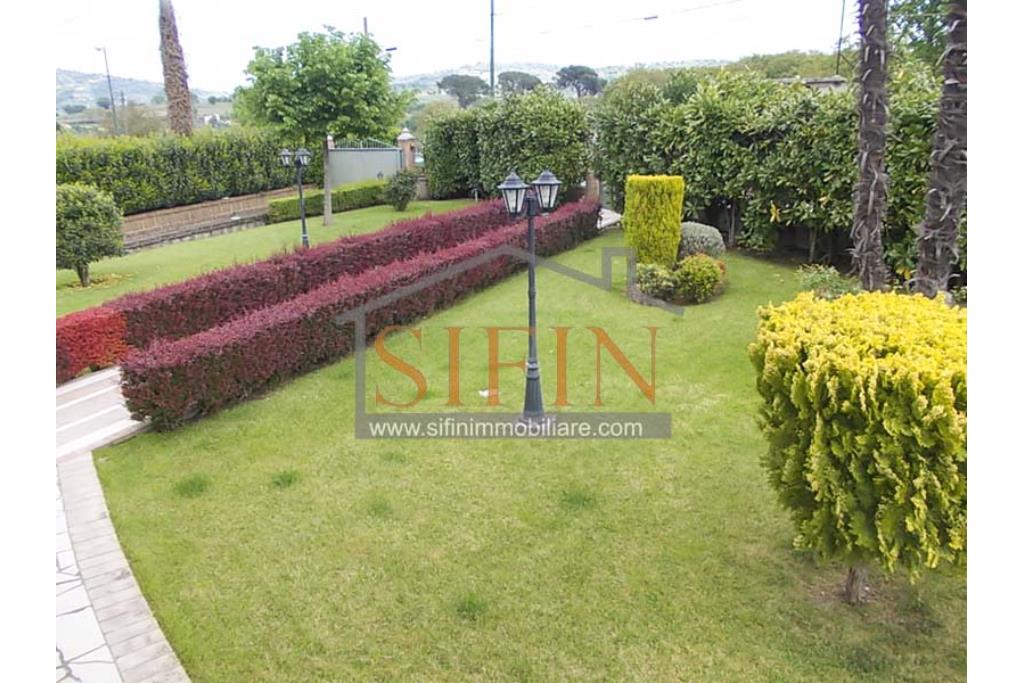 Villa con Giardino - Villa di mq. 400,00 ca. oltre a mq. 56,00 di garage e dependance autonoma di mq. 80,00 il tutto circondato da mq. 1.500,00 di giardino 