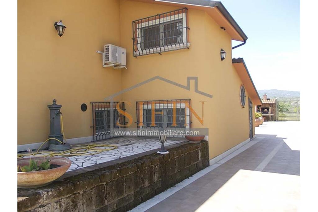 Villa con Giardino - Villa di mq. 400,00 ca. oltre a mq. 56,00 di garage e dependance autonoma di mq. 80,00 il tutto circondato da mq. 1.500,00 di giardino 