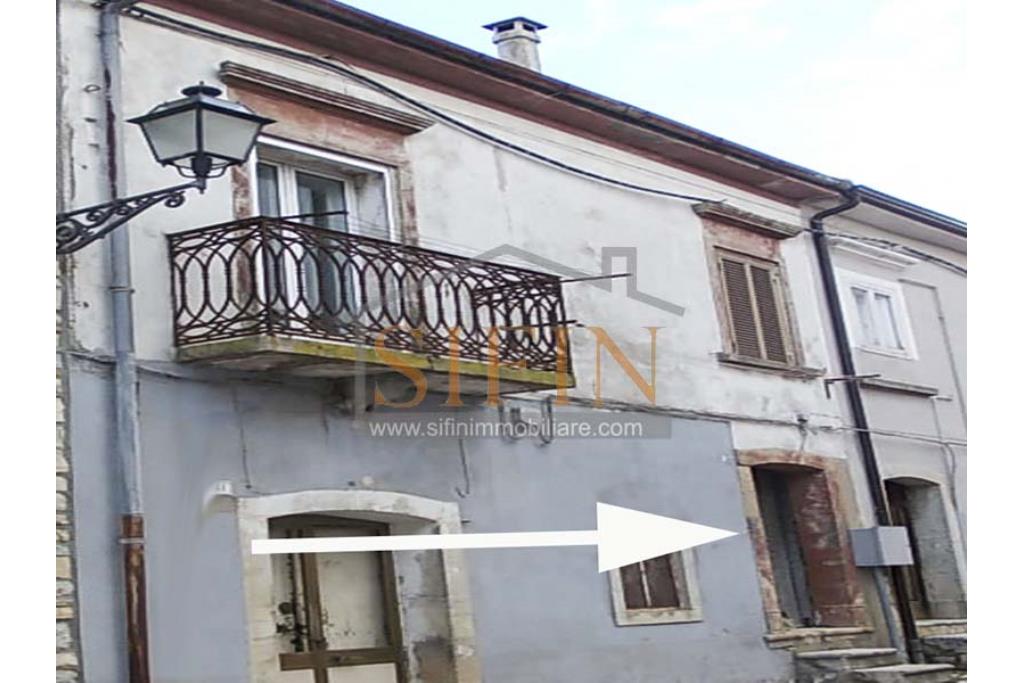 Casa indipendente - Montaguto, C.so Umberto I, proponiamo in vendita appartamento d'epoca di mq. 50,00 ca. con ingresso indipendente ed ubicato al piano primo.