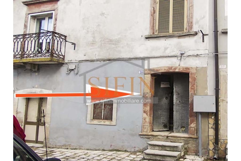Casa indipendente - Montaguto, C.so Umberto I, proponiamo in vendita appartamento d'epoca di mq. 50,00 ca. con ingresso indipendente ed ubicato al piano primo.