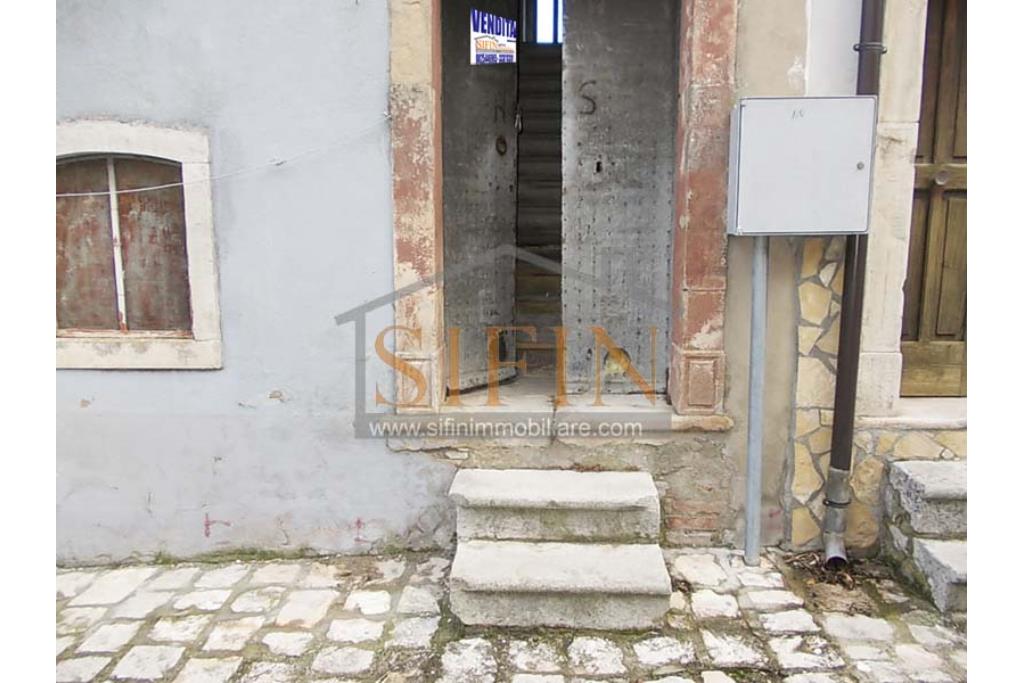 Casa indipendente - Montaguto, C.so Umberto I, proponiamo in vendita appartamento d'epoca di mq. 50,00 ca. con ingresso indipendente ed ubicato al piano primo.
