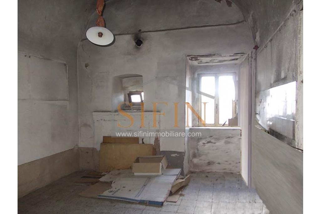 Casa indipendente - Montaguto, C.so Umberto I, proponiamo in vendita appartamento d'epoca di mq. 50,00 ca. con ingresso indipendente ed ubicato al piano primo.
