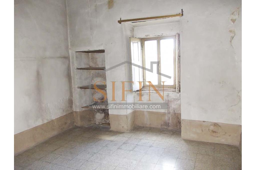 Casa indipendente - Montaguto, C.so Umberto I, proponiamo in vendita appartamento d'epoca di mq. 50,00 ca. con ingresso indipendente ed ubicato al piano primo.